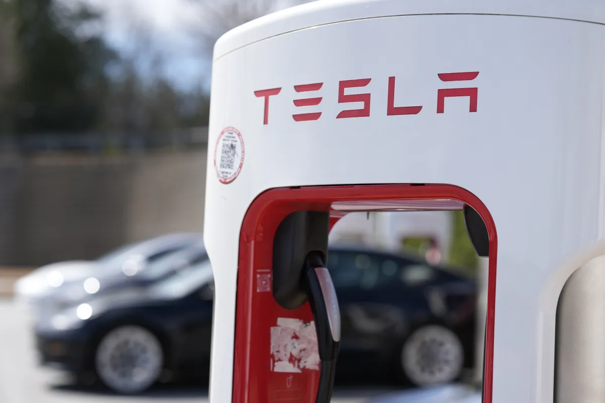 Tesla vai a julgamento na Califórnia para se defender de acusações de discriminação racial