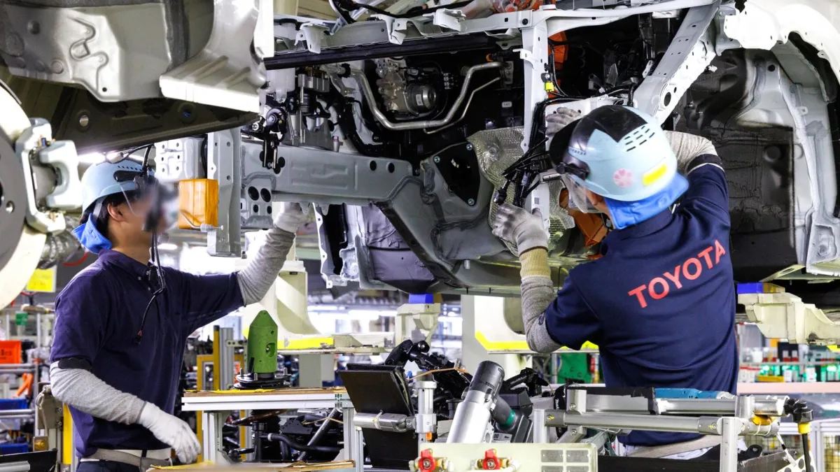 Funcionários da Toyota treinam robôs para executar suas funções