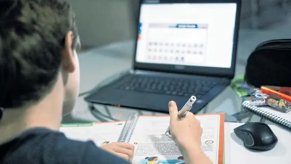 Inteligência Artificial nas Escolas Expõe a Crise Estrutural da Educação Baseada em Memorização